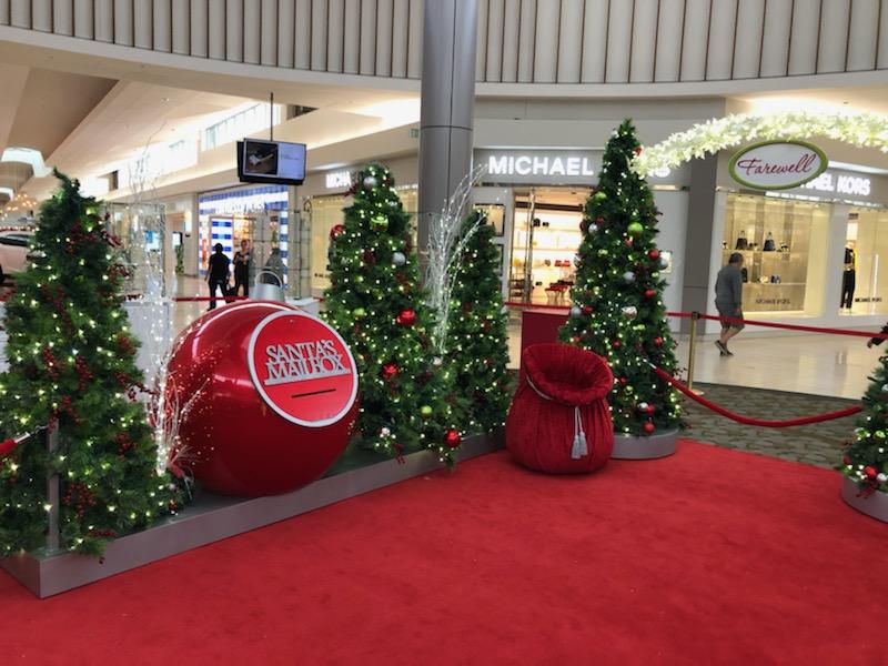 Walt Whitman Shops Showcases New Santa Set this Holiday Season