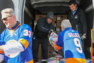 New York Islanders Help Stop &#038; Shop Donate 2,000 Thanksgiving Turkeys to Island Harvest and LI Cares to Help Meet Unprecedented Food Bank Need