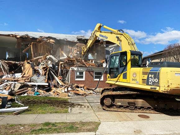 Town Crews Demolish Abandoned Squatter Zombie Home In Massapequa
