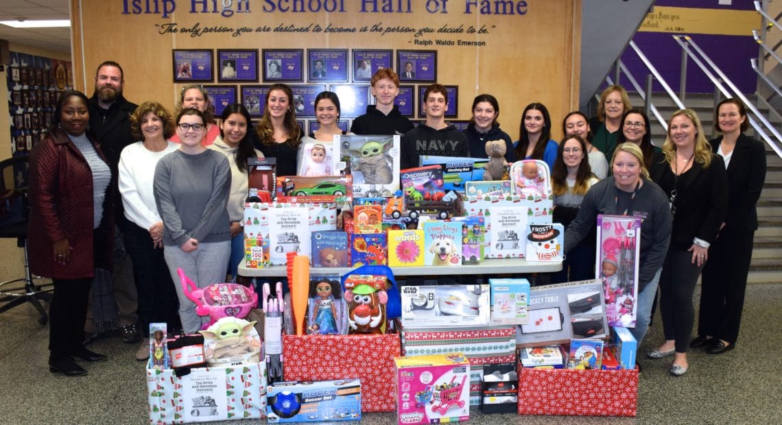 Islip High School Clubs And Societies Collaborate On Holiday Drive