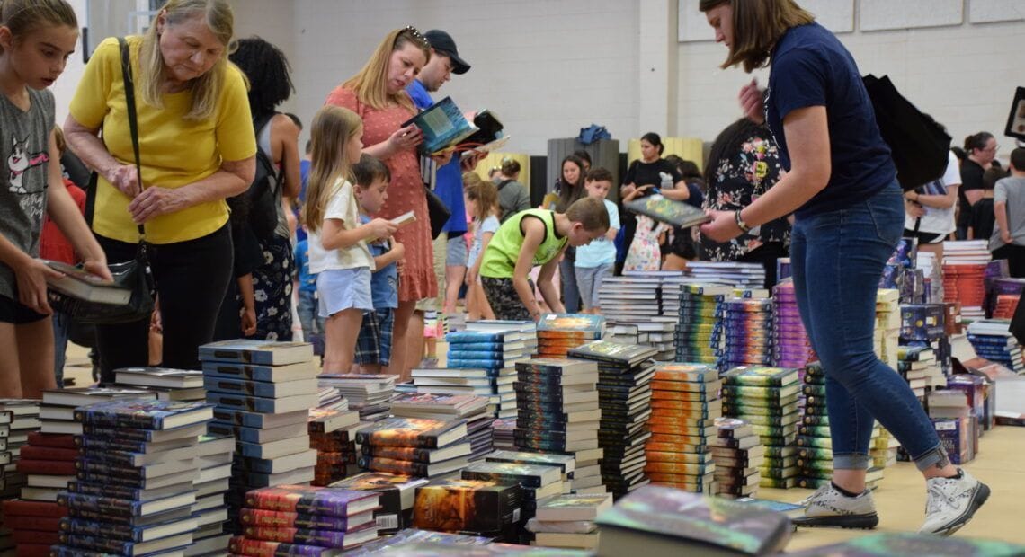Teachers&#8217; Association Gives Away 25,000 Free Books To Sachem Families