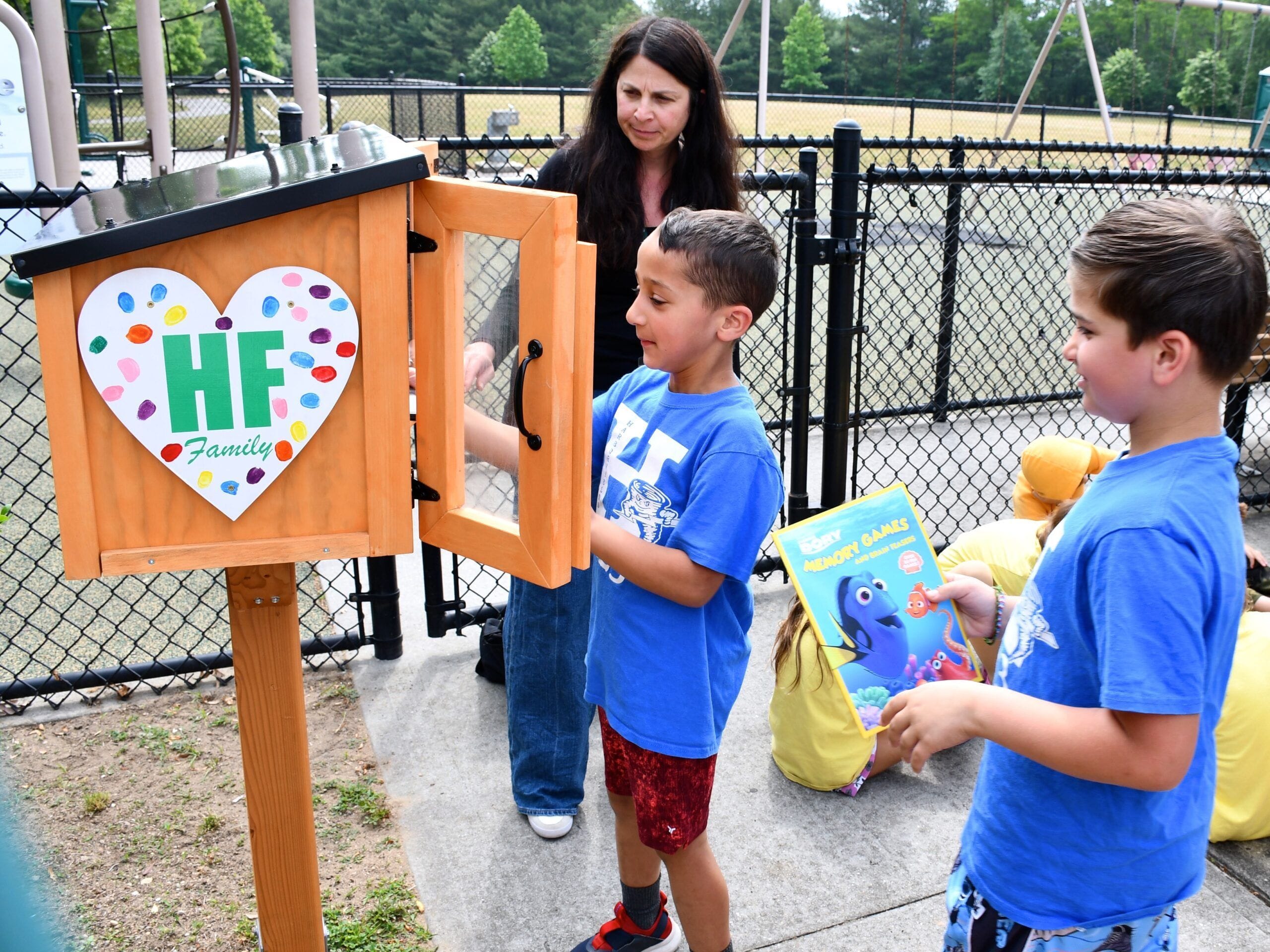 Harborfields&#8217; Washington Drive Cuts Ribbon On Little Free Library In Coral Park
