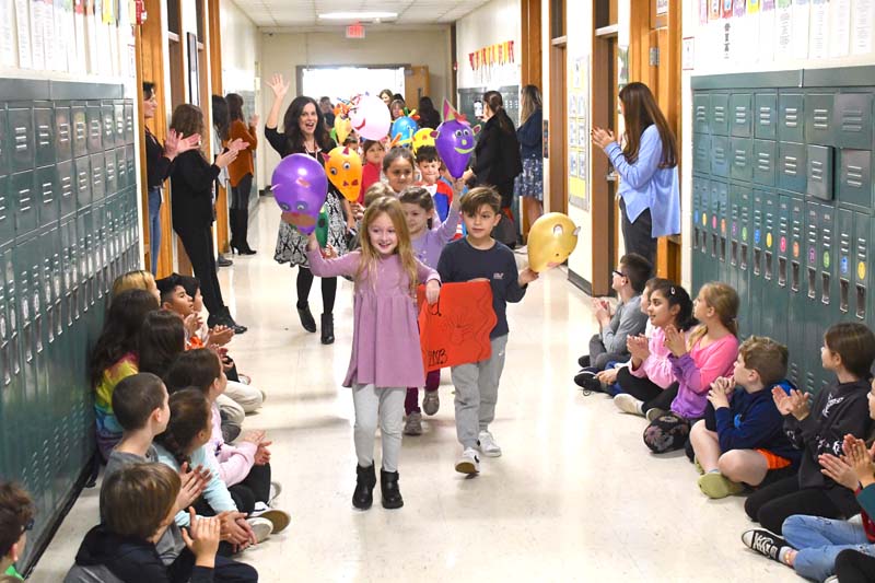 Dogwood Elementary Hosts &#8216;Balloon Parade&#8217; For Thanksgiving