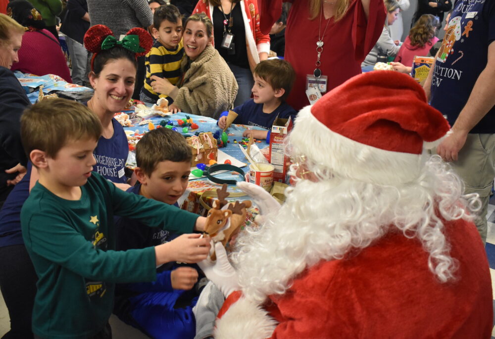 A Tasty Time For Massapequa Families At East Lake Holiday Gathering