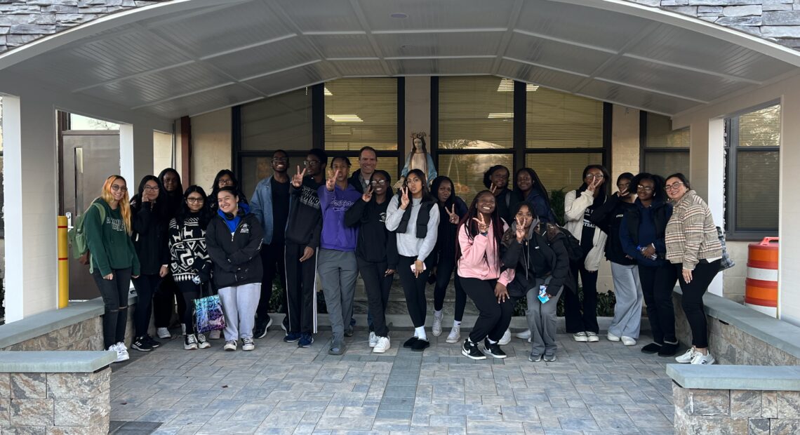 Deer Park High Schoolers Volunteer At Food Pantry For Thanksgiving