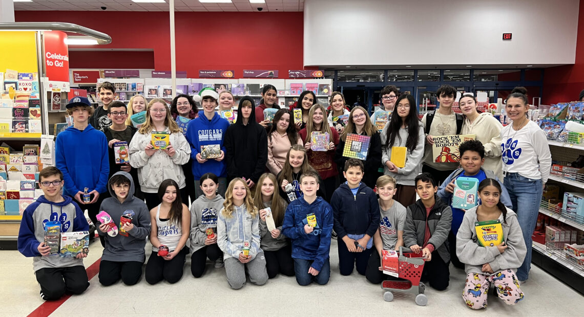 Dawnwood Middle School’s National Junior Honor Society Spreads Holiday Cheer