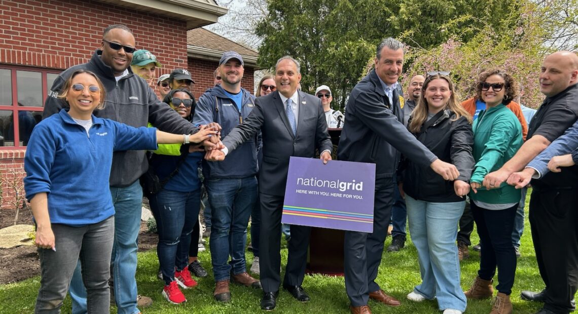 Town &#038; National Grid Team Team Up For Earth Day Beautification